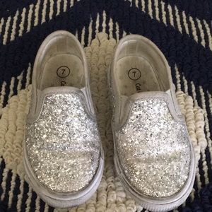 7C CAT & JACK SILVER GLITTER SLIDE ONS